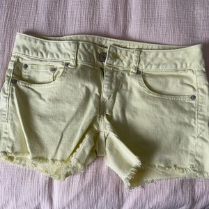 Yellow size 6 American eagle shorts. Look great with a tan!